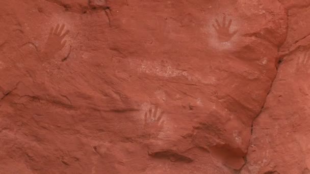 American Indian el izleri bir duvar — Stok video