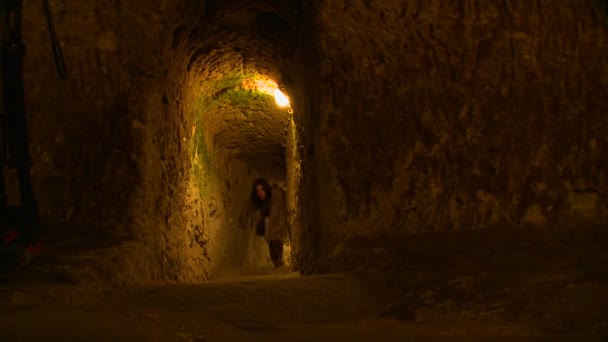 一女子走在一条隧道 — 图库视频影像