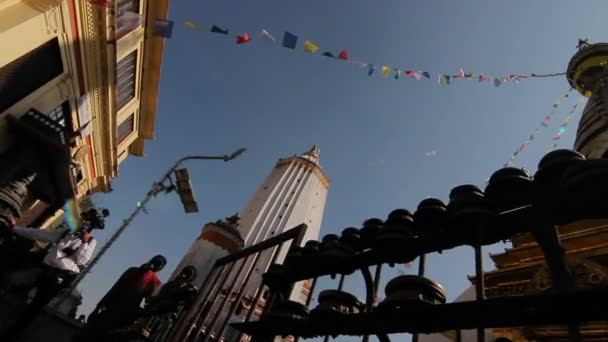 Orang-orang berjalan di kuil Swayambhunath — Stok Video