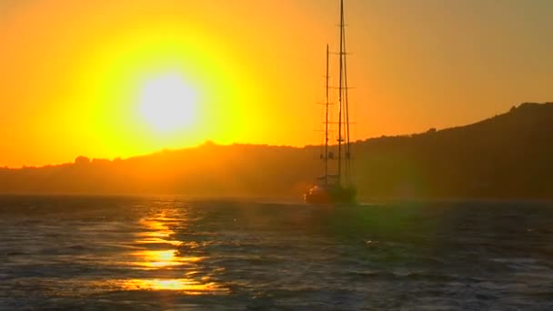 Una barca a vela contro il sole — Video Stock