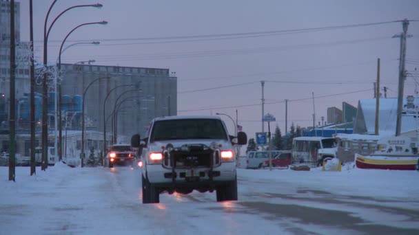 汽车沿着积雪的路上 — 图库视频影像
