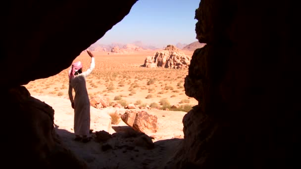 Un beduino mira hacia fuera — Vídeo de stock