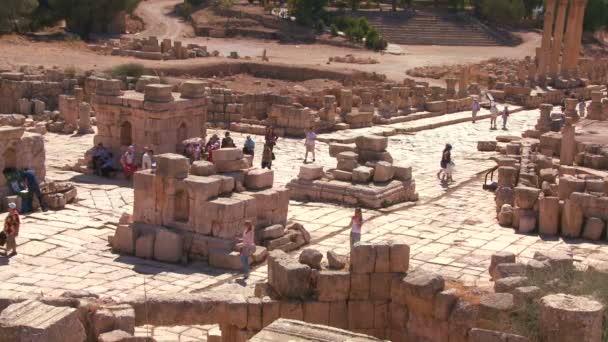 Turisté chodí mezi ruinami Jerash — Stock video