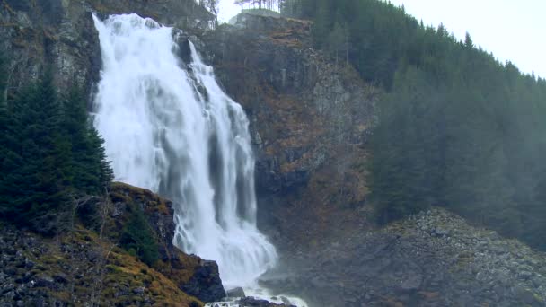 Ett vattenfall som flödar fullt — Stockvideo