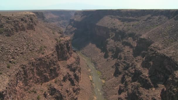 Floden ormar genom canyon — Stockvideo