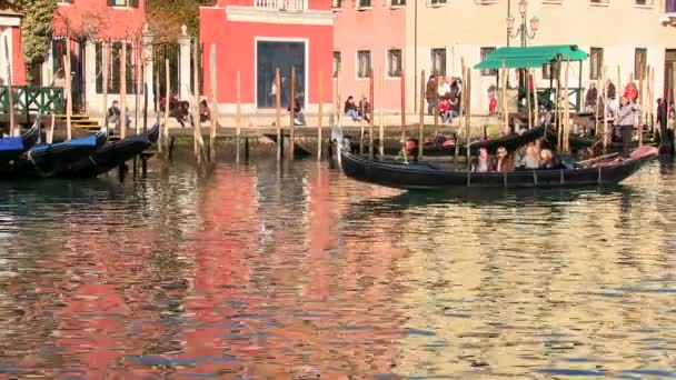 Góndola remó a través del agua en Venecia — Vídeo de stock