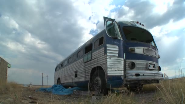 Un autobús abandonado en un campo — Vídeo de stock