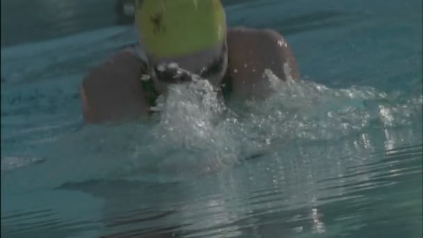 Une femme nage à travers une piscine — Video