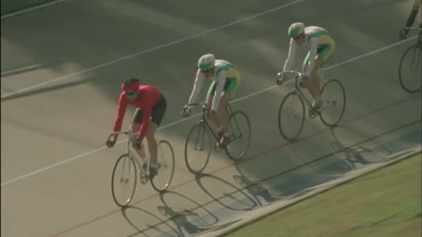 Cyclists race around a track — Stock Video