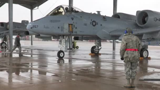 El A-10 preparado para volar en una tormenta de nieve — Vídeo de stock