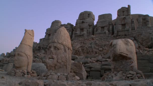 Ruinas arqueológicas en la cumbre del monte. Nemrut. — Vídeo de stock