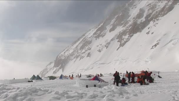 Escaladores preparándose en el campamento cuatro — Vídeo de stock