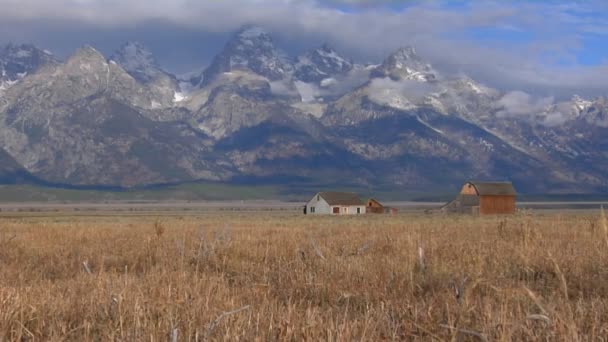 Scheune mit den Grand Tetons — Stockvideo