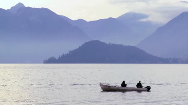 Pescadores pescar de um barco no lago — Vídeo de Stock