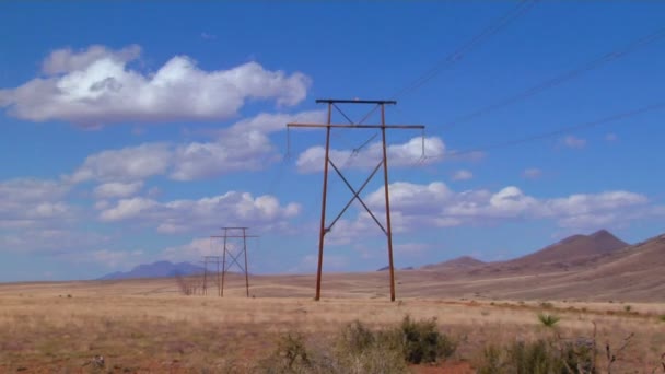 Wolken bewegen sich hinter Stromleitungen — Stockvideo