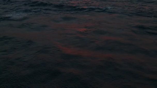 Ηλιοβασίλεμα φως που απεικονίζει από κύματα του ωκεανού — Αρχείο Βίντεο