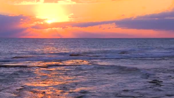 Sonnenuntergang über einem allgemeinen Ozean — Stockvideo