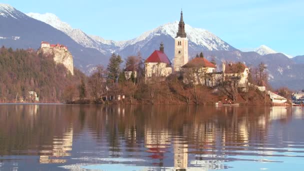 Een kerk staat op Lake Bled — Stockvideo