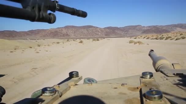 Tanque que se mueve a través del desierto afgano . — Vídeos de Stock