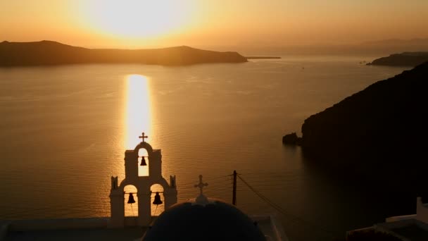 Ηλιοβασίλεμα πίσω στο ελληνικό νησί της Σαντορίνης — Αρχείο Βίντεο