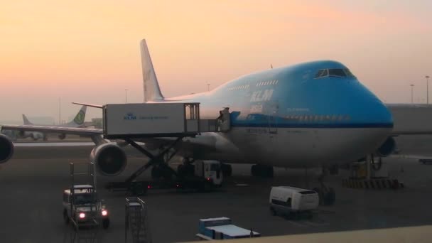 Een jet zit op een luchthaven aan boord poort — Stockvideo
