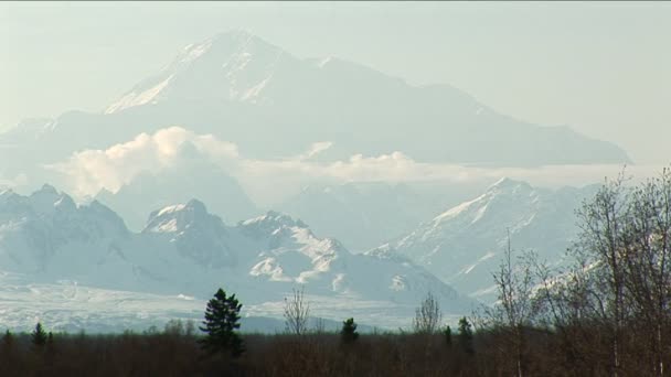 Denali από ένα μακρινό με σύννεφα — Αρχείο Βίντεο