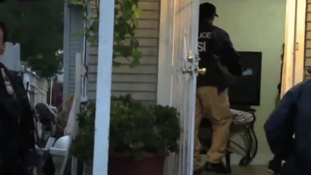 Спецназ обыскивает дом. — стоковое видео