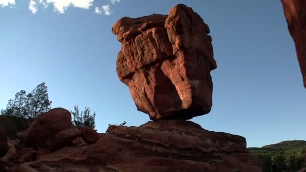 Una pietra di bilanciamento in Canyonlands — Video Stock