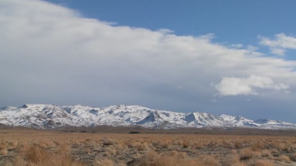 Wzgórza snowclad na pustyni Nevada — Wideo stockowe