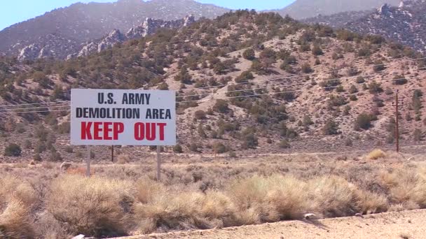 Skylt varnar inte att gå in en armé område — Stockvideo