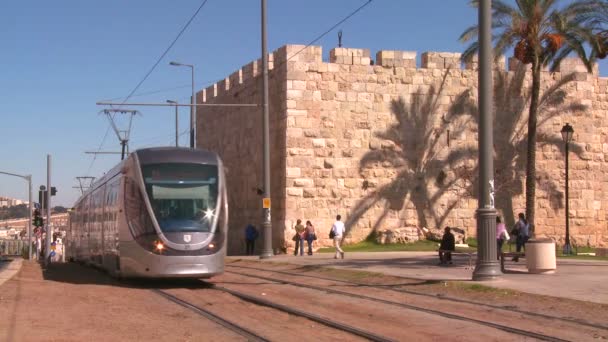 Un tramway électrique traverse la ville — Video