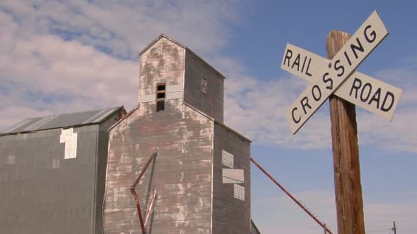 Un panneau de passage à niveau — Video