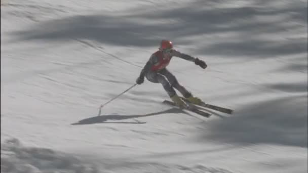 Ein Skifahrer fährt den Berg hinunter — Stockvideo