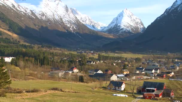 Byar och gårdar linjer i dalen — Stockvideo