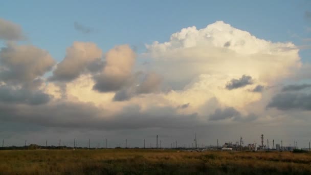 Nuvens sobre uma refinaria de petróleo — Vídeo de Stock