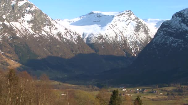 Byar och gårdar linjer i dalen — Stockvideo