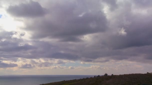 Nuvens se formam sobre a terra — Vídeo de Stock