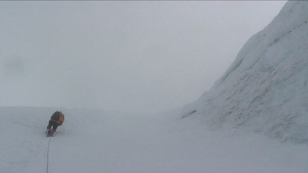 Horolezec je lezení po ledové stěny — Stock video
