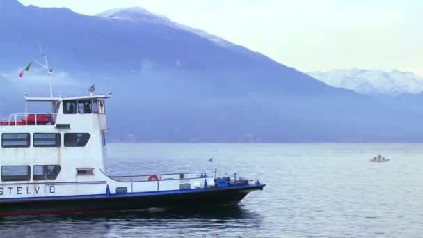 Een veerboot aankomt op het Comomeer — Stockvideo