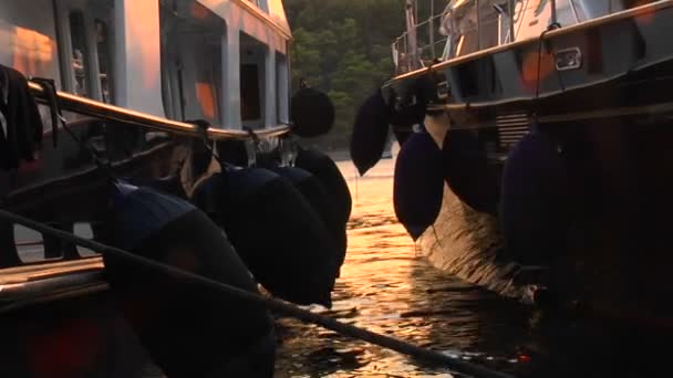 Barcos atracados uno al lado del otro — Vídeos de Stock