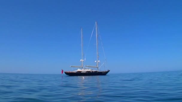 Navio à vela que se desloca ao longo da costa mediterrânica — Vídeo de Stock