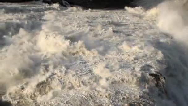 Água que flui sobre a crista da cachoeira — Vídeo de Stock