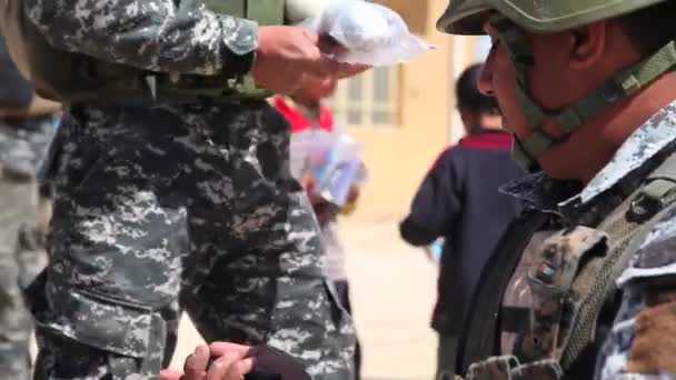 人道主义援助的美国士兵手 — 图库视频影像
