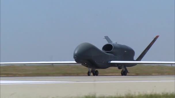 Drone starter fra en landingsbane – Stock-video