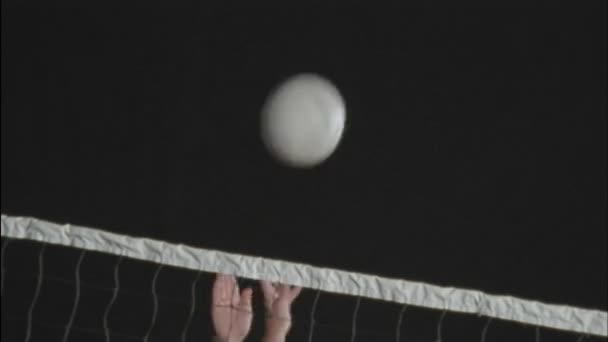 A volley ball is thrown back — Stock Video