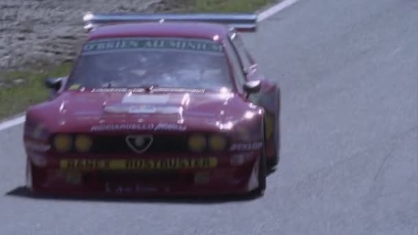 Un coche de carreras conduce alrededor de una pista — Vídeo de stock