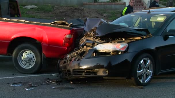 Vehículos destrozados en un accidente de coche — Vídeos de Stock