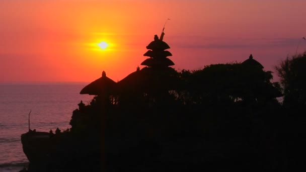 Pura Tanah Lot temple ligger i havet — Stockvideo