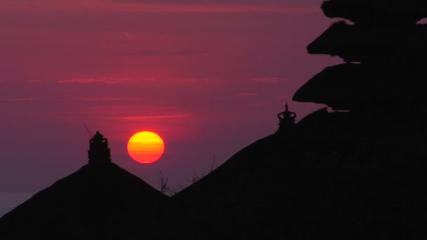 Templo de Pura Tanah Lot ao pôr do sol — Vídeo de Stock