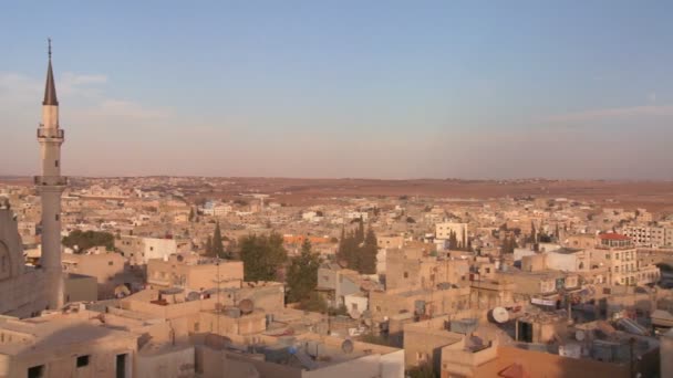 Moskee torent boven de stad van Madaba — Stockvideo